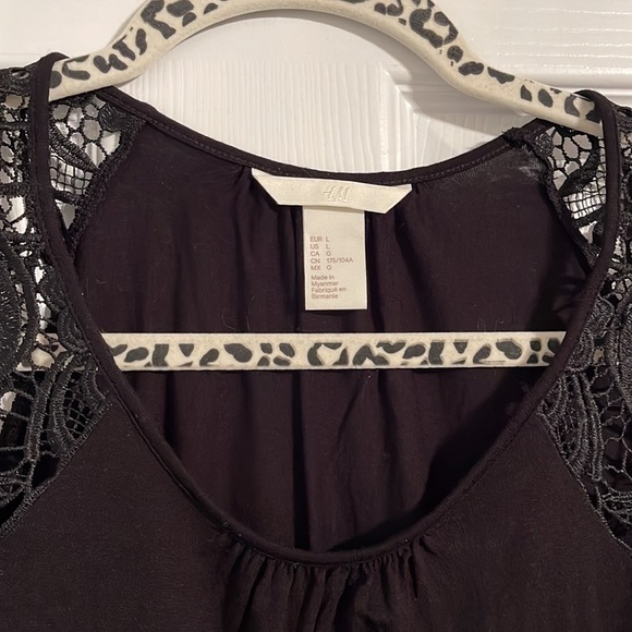 Cute Black T with lace shoulders - Picture 3 of 4